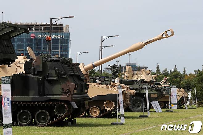 20일 경기도 고양시 킨텍스의 '대한민국 방위산업전 2022' 야외 전시장에 주한미군 전차와 장갑차 등이 전시돼 있다. 2022.9.20/뉴스1 ⓒ News1 김진환 기자