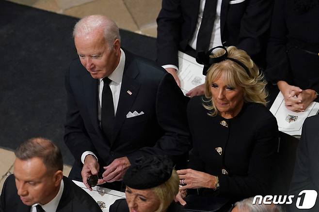 조 바이든 미국 대통령과 부인 질 바이든 여사가 19일(현지시간) 엘리자베스 2세 여왕의 장례식이 열리는 런던 웨스트민스트 사원에 착석한 모습. 2022. 9. 19. ⓒ 로이터=뉴스1 ⓒ News1 최서윤 기자