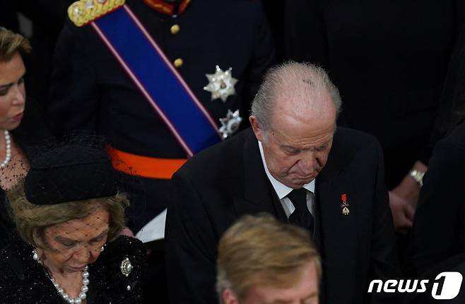 부패 스캔들에 휘말린 후안 카를로스 스페인 전 국왕과 소피아 왕대비가 19일 웨스트민스터 사원에서 열린 영국 여왕 영결식에 참석한 모습. 2022. 9. 19. ⓒ 로이터=뉴스1 ⓒ News1 최서윤 기자