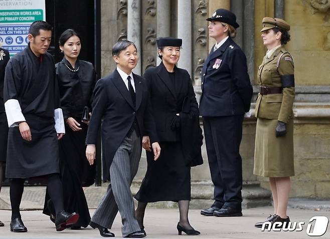 나루히토 일왕과 마사코 왕비가 19일 엘리자베스 2세 장례식에 참석하기 위해 웨스트민스터 사원으로 들어서고 있다. 2022. 9. 19. ⓒ 로이터=뉴스1 ⓒ News1 최서윤 기자