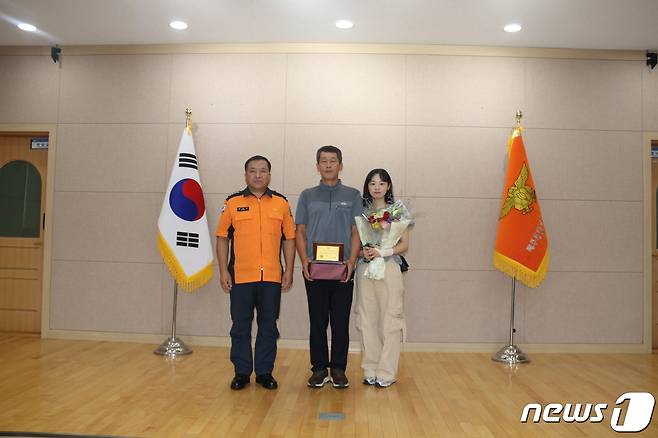 김종근씨(가운데)와 김씨의 딸이 20일 제주동부소방서에서 하트세이버 인증패를 수여받고 기념사진을 찍고 있다.(제주동부소방서 제공)