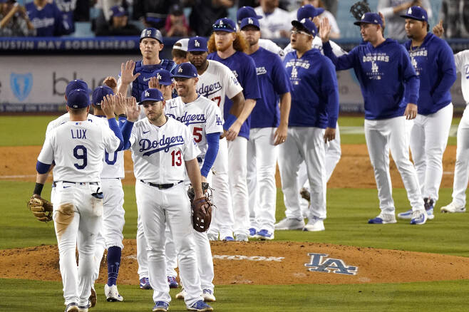 LA 다저스 선수들이 20일(한국시각) 애리조나 다이아몬드백스를 물리치고 하이파이브를 하고 있다. 이날 현재 다저스는 102승44패로 전체 1위다. AP연합뉴스