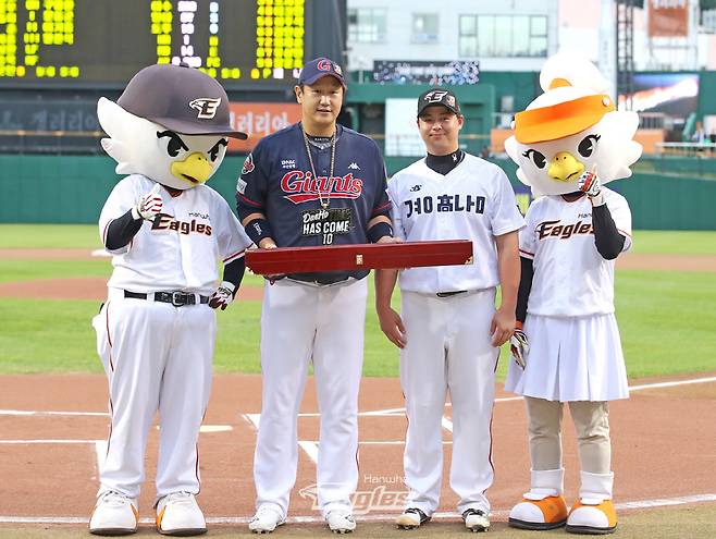경남고 후배 노시환과 함께 선 이대호. 사진제공=