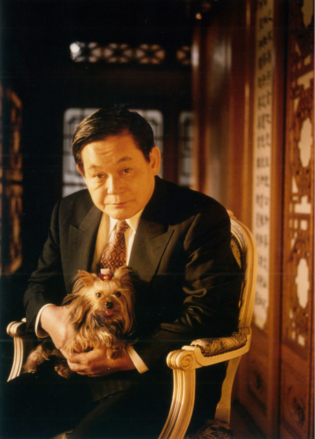 이건희 삼성전자 회장이 1993년 미국 종합경제지 '포천(Fortune)'과 인터뷰하면서 반려견 '벤지'를 안고 있는 모습. [사진제공=삼성전자]