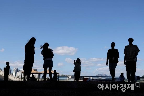 태풍 난마돌이 북상하고 있는 19일 서울 용산구 국립중앙박물관에서 시민들이 파란 하늘을 배경으로 휴식을 취하고 있다. /문호남 기자 munonam@