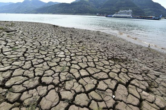 지난 8월16일 중국 충칭시 윈양현 인근을 흐르는 양쯔강 수위가 떨어져 메마른 강바닥이 부분적으로 드러나고 있다. [이미지출처=연합뉴스]