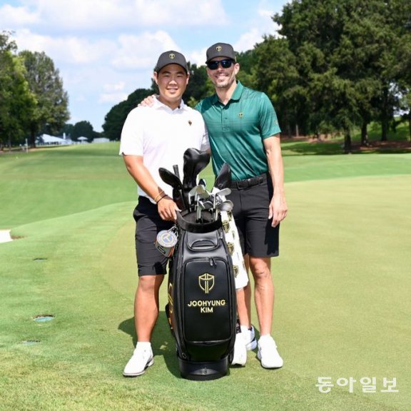 김주형(왼쪽)과 캐디 조 스코브론. PGA 트위터