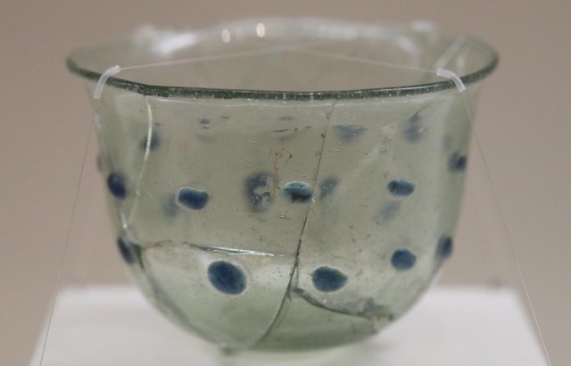신라의 유리그릇: 6th century Roman Glass cup of Silla excavated in Gyeongju, 
North Gyeongsang Province in 1924 on display at the National Museum of 
Korea, Seoul Korea. Photo ¤ Hyungwon Kang