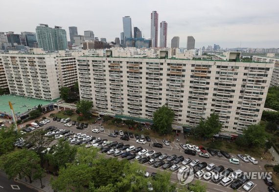 서울 여의도의 대표적 노후 단지인 시범아파트가 최고 65층 높이의 초고층 단지로 재건축하는 방안이 추진된다. 연합뉴스