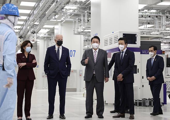 윤석열 대통령(가운데)이 지난 5월20일 방한한 조 바이든 미국 대통령(왼쪽 두번째), 지나 러몬도 상무장관(왼쪽 첫번째) 등과 함께 경기도 평택시 삼성전자 반도체공장을 방문해 기념 사진을 찍고 있다. 공동취재사진