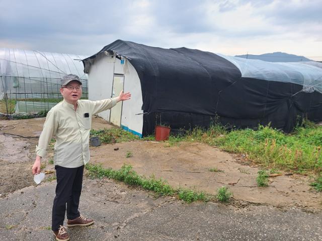 김달성 포천이주노동자센터 대표가 여성 외국인 근로자 2명이 살고 있는 비닐하우스 농장 인근 가건물을 손으로 가리키고 있다. 이종구 기자