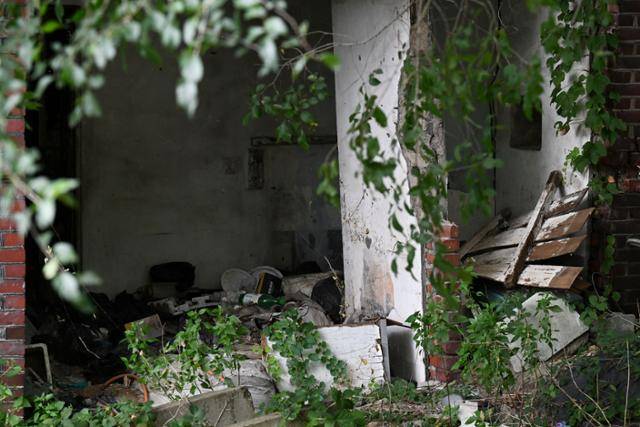 16일 서울 서대문구 현저동 현저2주거환경개선지구의 한 빈집에 쓰레기가 쌓여 있다. 최주연 기자