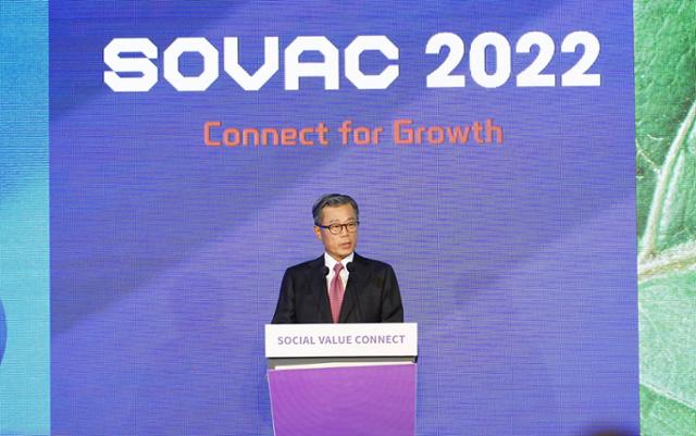 조대식 SK 수펙스추구협의회 의장이 20일 서울 광진구 그랜드워커힐 호텔에서 열린 'SOVAC 2022'에서 개회사를 하고 있다. SK 제공