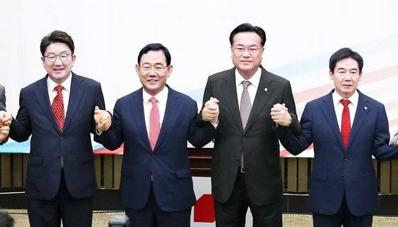 19일 국회 본청에서 열린 국민의힘 원내대표 선출 의원총회에서 신임 원내대표로 선출된 주호영의원과 지도부들이 기념촬영을 하고 있다. (왼쪽부터 권성동 전 원내대표 주호영 신임 원내대표 정진석 비상대책위원장 이용호 의원 ) 김경록 기자 / 2022.09.19