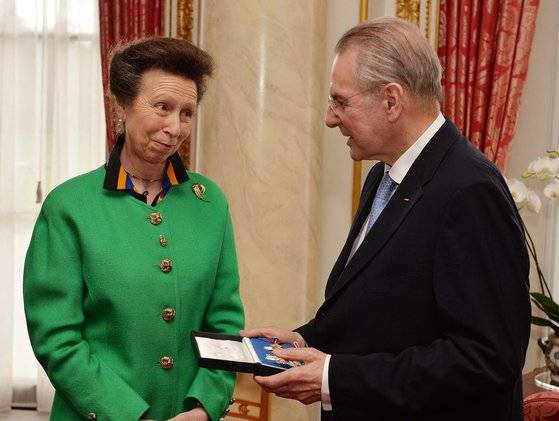 앤 공주와 자크 로게 IOC 위원장이 2014년 버킹검 행사에서 환담하고 있다. AFP=연합뉴스