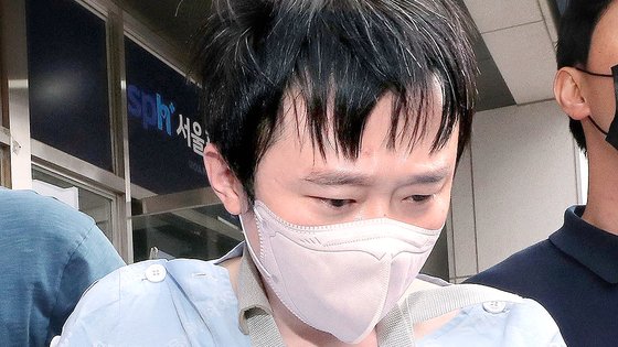 신당역 살인사건 가해자 전주환이 지난 15일 오후 서울 광진구의 한 병원에서 치료를 마치고 호송되고 있다. 뉴스1