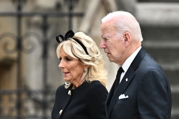 엘리자베스 2세 영국 여왕의 장례식이 열린 19일(현지시간) 조 바이든 미국 대통령(오른쪽)과 질 바이든 여사가 장례식이 거행되는 런던 웨스트민스터 사원에 도착하고 있다. 사진=연합뉴스