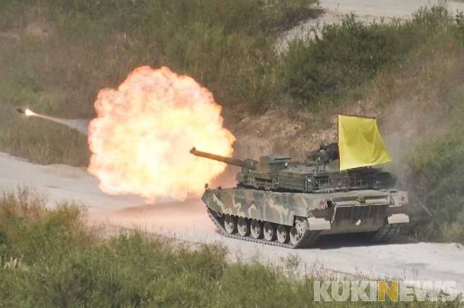 '2022 대한민국 방위산업전(DX KOREA)' 행사 일환으로 20일 오후 경기 포천시 승진과학화훈련장에서 열린 육군 기동화력시범에서 K2 전차가 기동시범을 하고 있다.