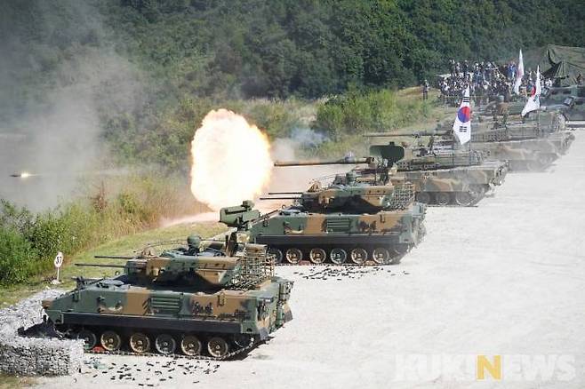 '2022 대한민국 방위산업전(DX KOREA)' 행사 일환으로 20일 오후 경기 포천시 승진과학화훈련장에서 열린 육군 기동화력시범에서 K2 전차 사격하고 있다.