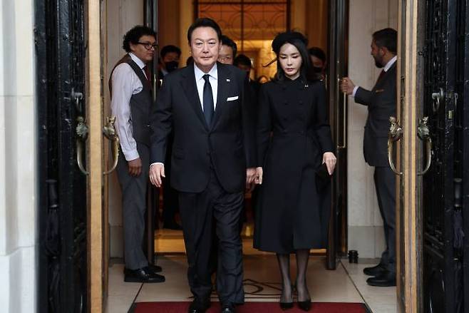 윤석열 대통령과 김건희 여사가 19일 엘리자베스 2세 여왕의 장례식에 참석하기 위해 런던의 한 호텔을 나서고 있다. 연합