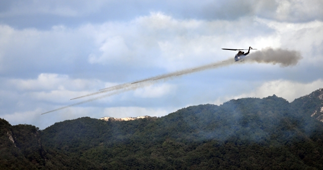 AH-1S 코브라 공격헬기가 목표를 향해 공격하고 있다.