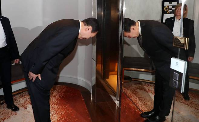 윤석열 대통령이 19일(현지시간) 런던 한 호텔에서 열린 한국전 참전용사 국민포장 수여식을 마친 후 빅터 스위프트 영국 한국전참전용사협회 회장을 배웅하며 인사하고 있다. /사진=뉴시스