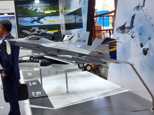 KF-21N 함재기 모형. KAI는 해군이 추진 중이 한국형 항공모함에 탑재하기 위해 항모 탑재용 KF-21 N 함재기 자체 개발을 추진하는 것으로 알려졌다. 디펜스 타임즈 제공
