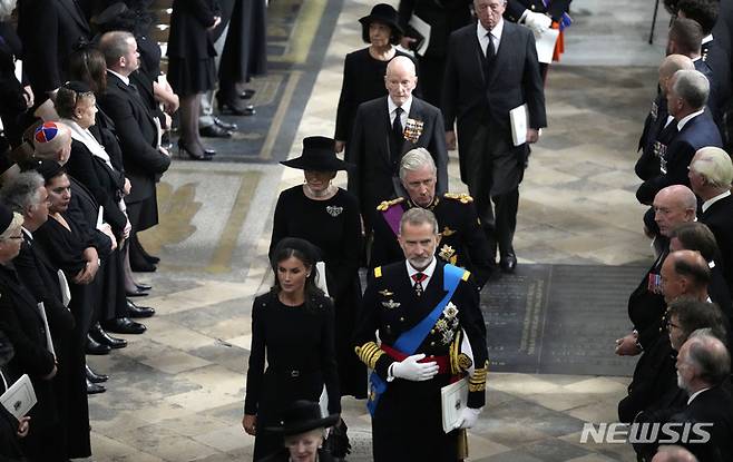 [런던=AP/뉴시스]19일(현지시간) 런던 웨스트민스터 사원에서 엄수된 고 엘리자베스 2세 영국 여왕 장례식에서 펠리페 6세(왼쪽 앞) 스페인 국왕과 레티시아(오른쪽 앞) 왕비가 필립 국왕과 마틸데 여왕과 함께 조문차 참석하고 있다. 2022.09.19.