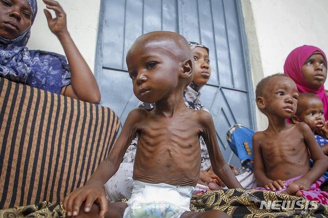 [모가디슈=AP/뉴시스] 지난 5일(현지시간) 소말리아 모가디슈에 있는 기아대응행동(ACH)이 운영하는 영양실조안정센터에서 최근 심각한 가뭄으로 영양실조에 걸린 아이들이 진료를 기다리고 있다. 자료에 따르면 수십 년 만에 최악의 가뭄으로 소말리아에서 올해 450명 가까운 사망자가 발생한 것으로 나타났다. 2022.06.08.