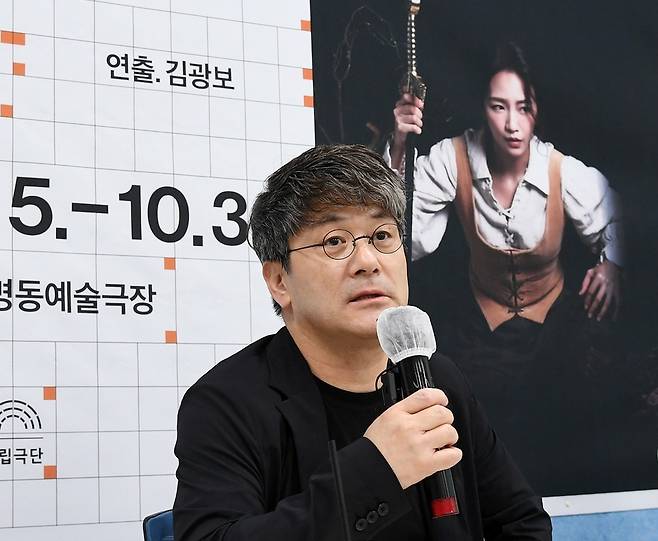 김광보 국립극단 단장 겸 예술감독 (서울=연합뉴스) 연극 '세인트 조앤' 연출한 김광보 국립극단 단장 겸 예술감독이 20일 서울역 인근에서 열린 기자간담회에서 질문에 답하고 있다. [국립극단 제공. 재판매 및 DB 금지]