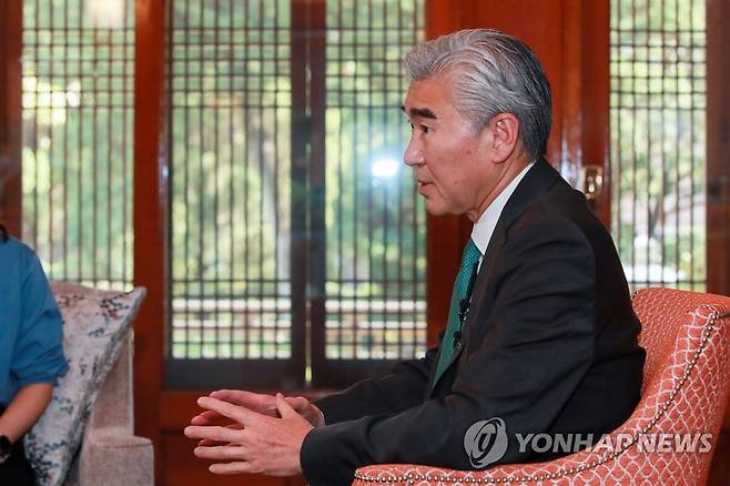 기자간담회서 발언하는 성 김 대북정책특별대표 (서울=연합뉴스) 성 김 미국 국무부 대북정책특별대표가 20일 서울 중구 주한미국대사관저에서 열린 기자간담회에서 발언하고 있다. 2022.9.20 [사진공동취재단] photo@yna.co.kr