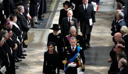 엘리자베스 2세 여왕의 장례식에 펠리페 6세(오른쪽 앞) 스페인 국왕과 레티시아(왼쪽 앞) 왕비가 조문하고 있다. 사진=뉴시스