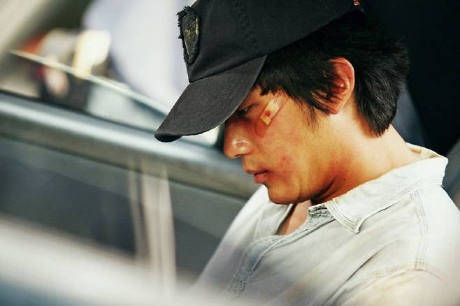 유영철의 연쇄살인 범행을 모티브로 한 영화 ‘추격자’의 한 장면.(사진=쇼박스)