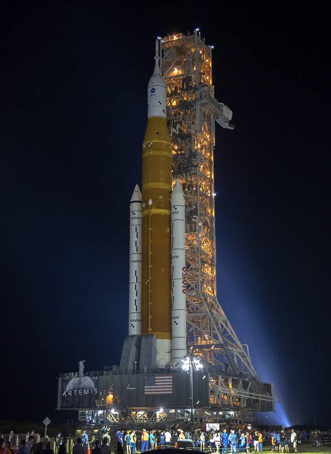 지난 8월 16일(현지시간) 미국 플로리다주 케네디우주센터에서 ‘오리온’ 캡슐을 탑재한 대형발사체 ‘우주발사시스템’(SLS)이 미항공우주국(NASA·나사) 조립동 건물에서 39B 발사대로 이송되고 있다. 미국의 달 복귀 계획인 ‘아르테미스’(Artemis) 프로그램의 첫발을 내딛는 아르테미스 1은 오리온 우주선과 초대형 발사체 SLS의 시험 무대로 두 차례 연기된 이후 오는 27일 발사될 예정이다(사진=EPA/연합뉴스).