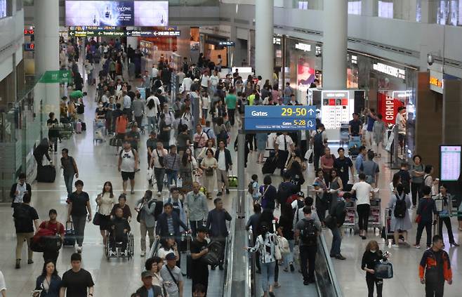여행객으로 붐비는 인천공항(사진=연합뉴스)
