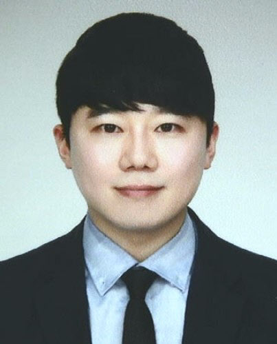 경찰은 서울 신당역 여자 화장실에서 스토킹하던 20대 여성 역무원을 살해한 혐의로 구속된 전주환의 얼굴을 포함한 신상정보를 지난 19일 공개했다.