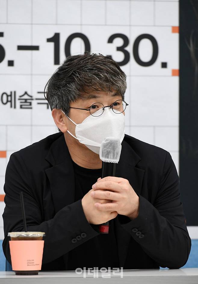 김광보 국립극단 단장 겸 예술감독이 20일 서울 중구 서울역 인근에서 열린 연극 ‘세인트 조앤’ 기자간담회에서 기자들 질문에 답하고 있다. (사진=국립극단)