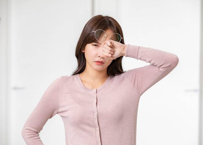 안구건조증이 생기면 눈 전체가 건조하고 열이 나듯 아프고 흐려 보인다. [사진=클립아트코리아]