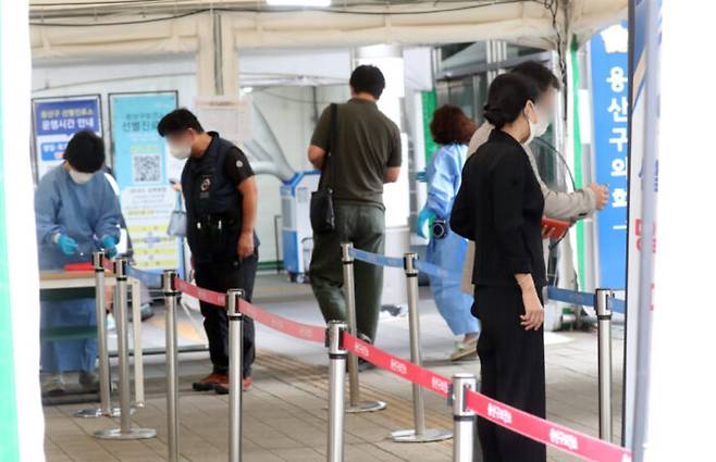 16일 오전 서울 용산구보건소 코로나19 선별진료소를 찾은 시민들이 검사를 받기 위해 접수를 하고 있다. [사진=뉴스1]