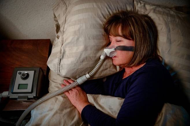 수면무호흡증은 지속양압호흡(CPAP) 장치가 표준치료법으로 쓰인다. [사진= 게티이미지뱅크]