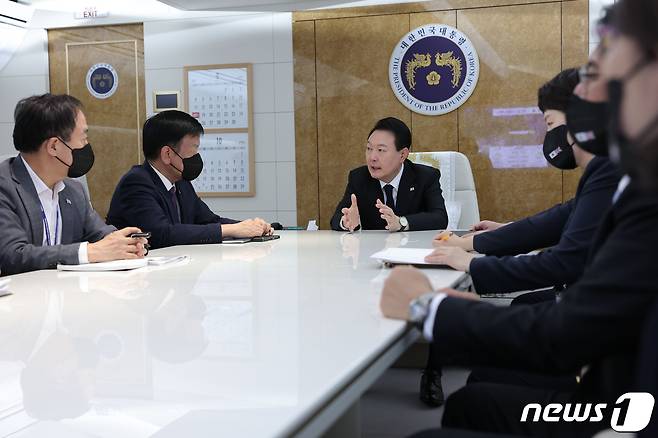 영국ㆍ미국ㆍ캐나다 순방에 나선 윤석열 대통령이 18일(현지시간) 런던행 공군 1호기에서 기내 회의를 주재하고 있다. (대통령실 제공) 2022.9.20/뉴스1 ⓒ News1 오대일 기자