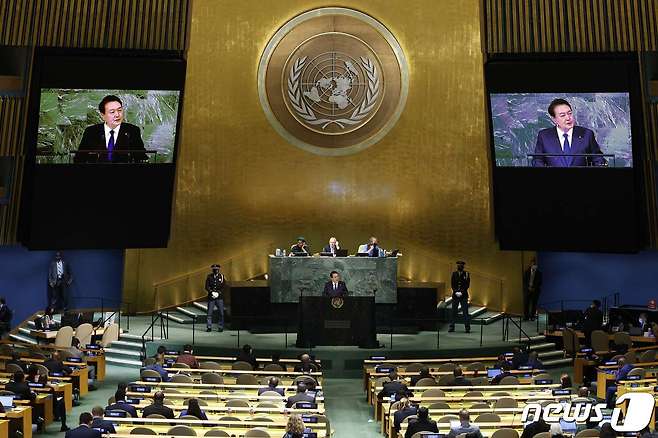 윤석열 대통령이 20일(현지시간) 미국 뉴욕에서 열린 유엔 총회에 참석해 기조연설을 하고 있다. ⓒ AFP=뉴스1