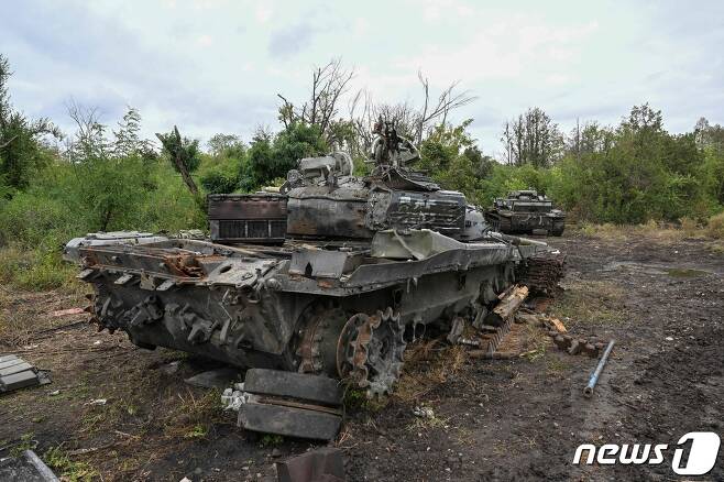 14일(현지시간) 우크라이나 하르키우 이지움에서 파괴된 러시아 군의 탱크가 보인다. ⓒ AFP=뉴스1 ⓒ News1 우동명 기자