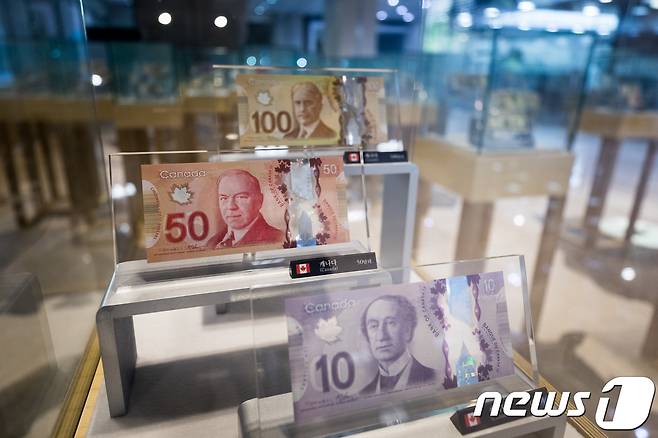 서울 중구 명동 KEB하나은행에 캐나다달러화가 전시돼 있다.2017.11.16/뉴스1 ⓒ News1 유승관 기자