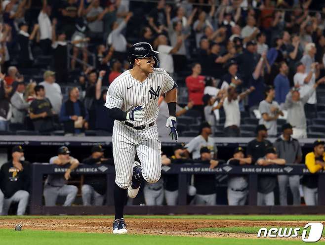 뉴욕 양키스 애런 저지가 21일(한국시간) 열린 메이저리그 피츠버그 파이리츠전에서 시즌 60호 홈런을 기록했다. ⓒ AFP=뉴스1