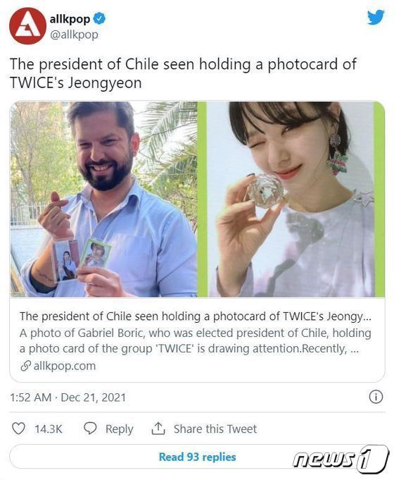 가브리엘 보리치 칠레 대통령은 트와이스 팬으로 알려져 있다. 자닌은 그가 한 손에 트와이스 정연 포토카드를 든 모습. (올케이팝 트위터 갈무리) 2021.12.27