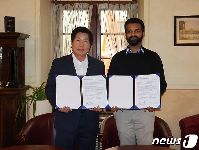 21일  고흥군 농산물 수출개척단 공영민 단장이 체코 프라하에서 베이직크루㈜와 미화 90만 달러(한화 13억) 규모의 납품협약을 체결했다(고흥군 제공)2022.9.21/