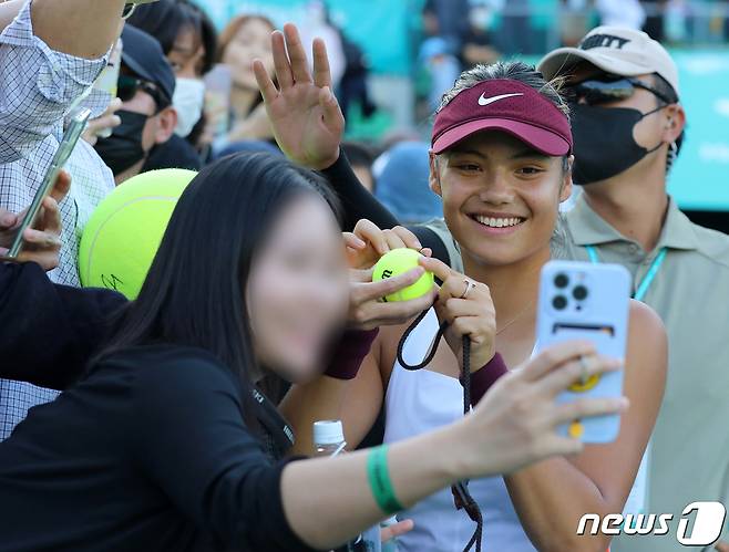 에마 라두카누가 21일 서울 송파구 올림픽공원 테니스경기장에서 열린 2022 하나은행 WTA 투어 코리아오픈 단식 1회전에서 일본의 우치지마 모유카에게 2대0 승리를 거둔 후 팬들과 셀카를 찍고 있다. 2022.9.21/뉴스1 ⓒ News1 김진환 기자