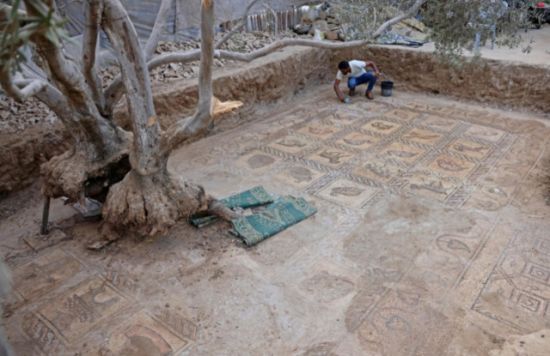 팔레스타인 가자지구 부레이지 난민촌에서 발견된 비잔틴 시대의 모자이크 장식. [이미지출처=연합뉴스]