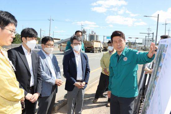 태풍 피해지역(오천 냉천 인덕교)을 방문해 현장 브리핑중인 이강덕 포항시장.(왼쪽부터 황명석 경북도 기조실장, 윤수현 기재부 예산관리과장, 남동오 기재부 국토교통예산과장, 김완섭 기재부 예산실장, 이강덕 포항시장)